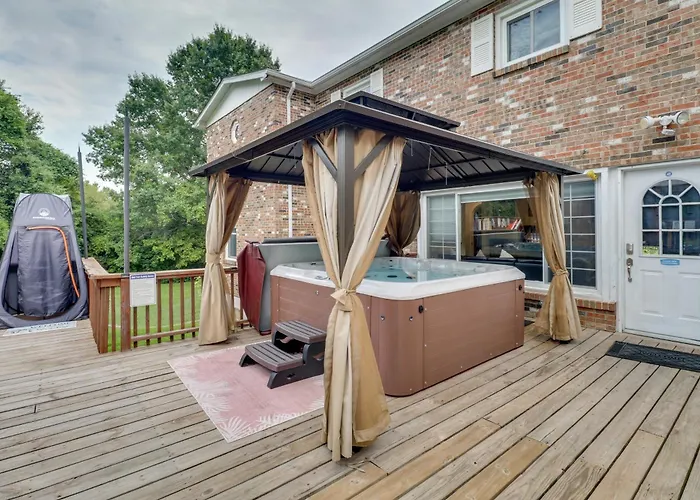 'Hidden Paradise' On 5 Acres W/ Hot Tub & Deck!