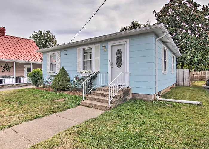 Cottage W/ Yard, Walk To Historic Attractions