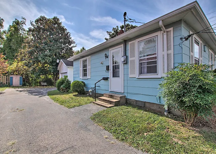 Cottage W/ Yard, Walk To Historic Attractions