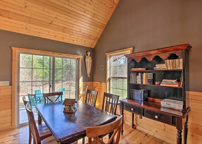Close To Vineyards: Updated New Haven Retreat!
